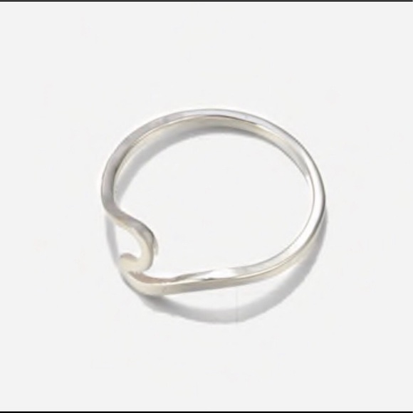 💕ONLY 1 LEFT💕 Wave ring - Picture 4 of 7